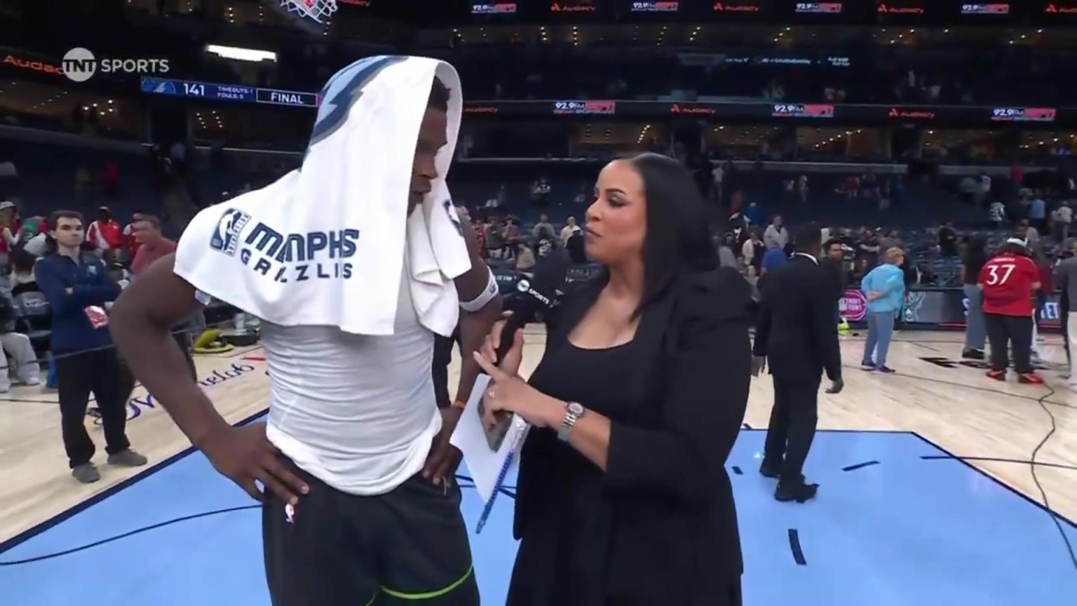 華子賽后接受一位豐滿女記者的采訪！