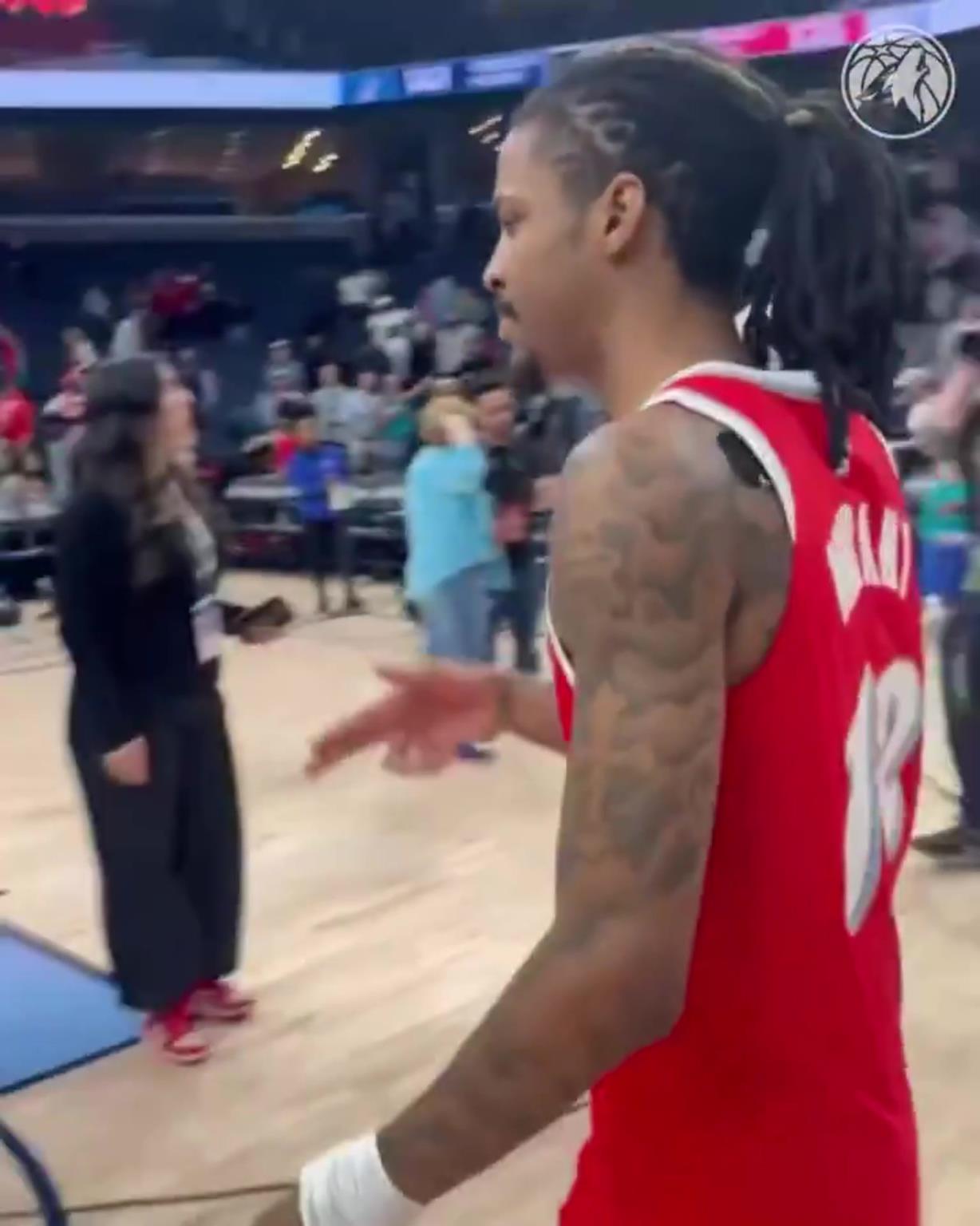 笑死！莫蘭特賽后與華子握手，竟然也是比出“手槍”的手勢