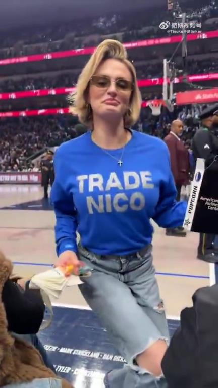 主場不準球迷打印“解雇Nico”標語，女球迷就出此下策