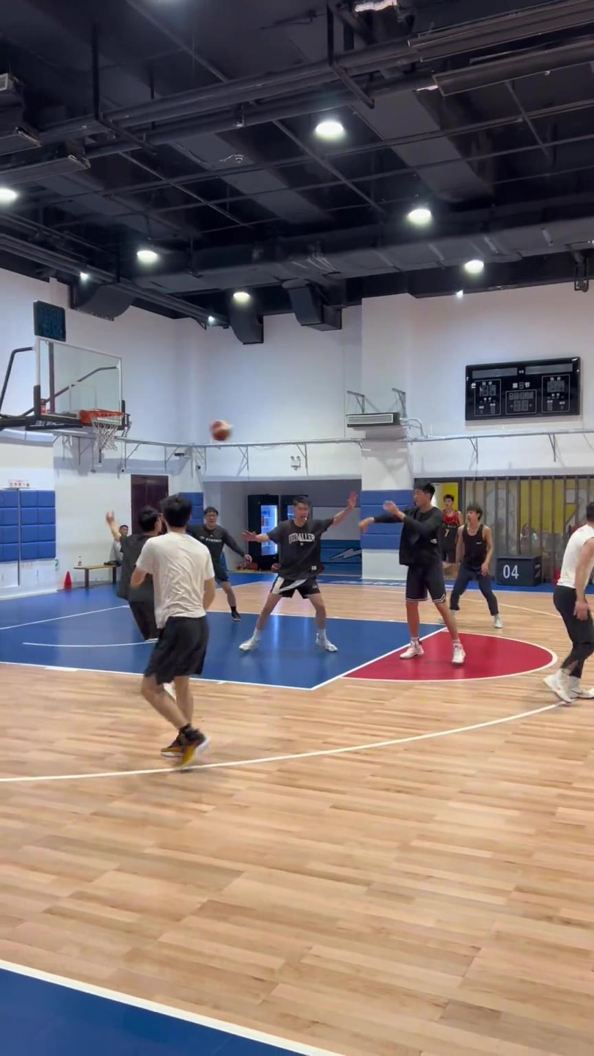 對手回家后：老婆，我今天在野球場匹配到巔峰馬刺隊了！