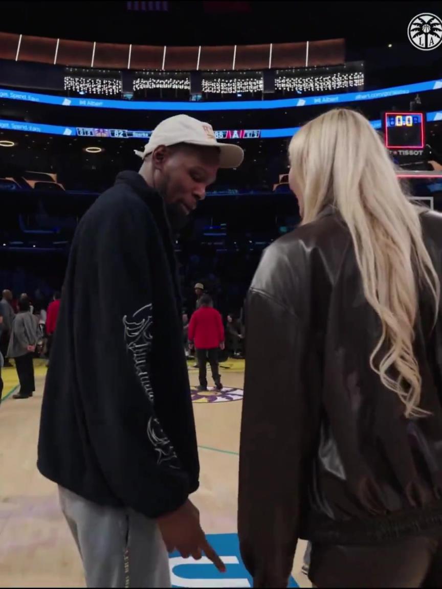 小帥這氣質(zhì)！杜蘭特與庫里教妹布林克擁抱，眼睛好像一直偷瞟布林克大長腿