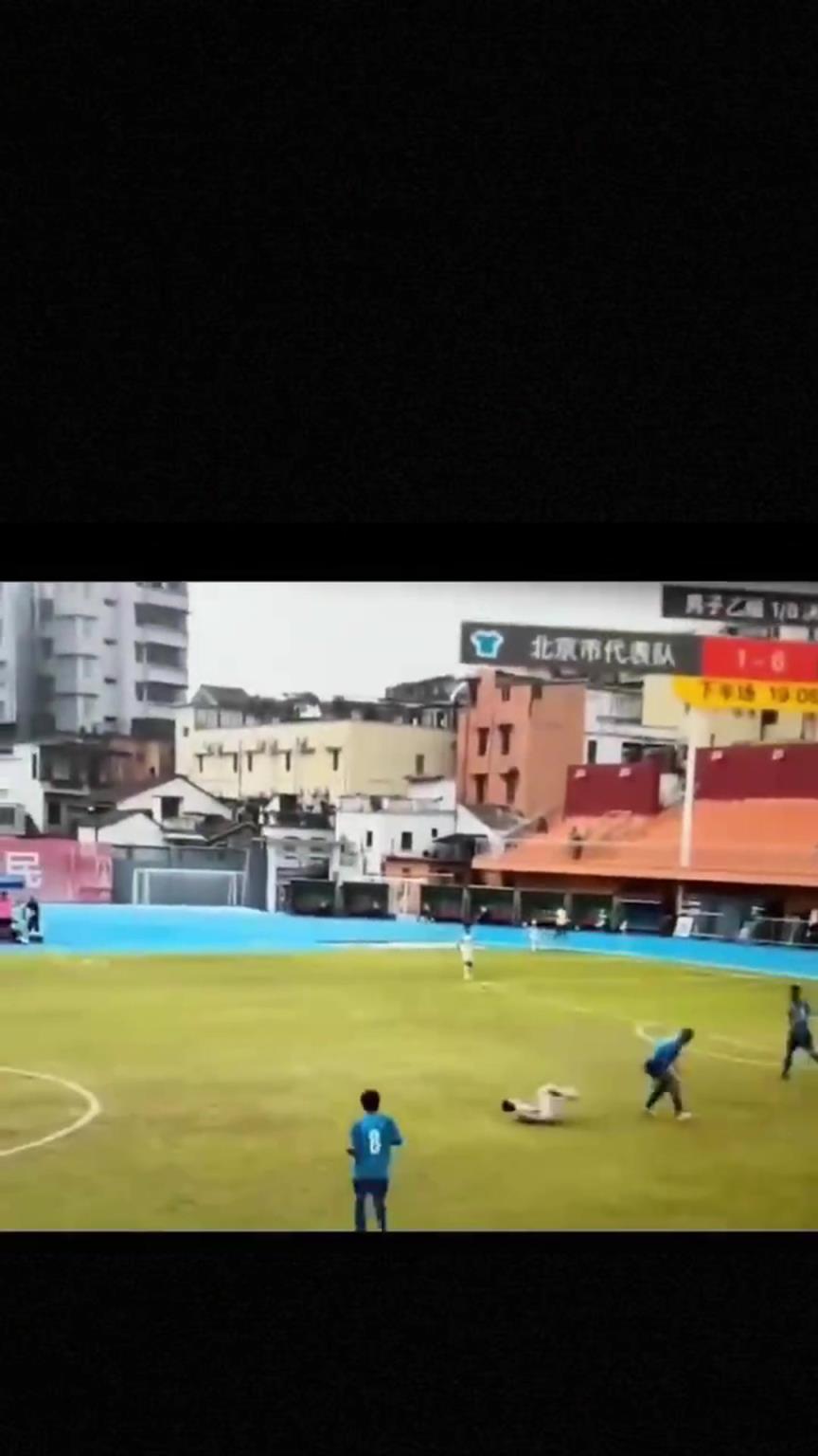 太可怕了！全運會驚現(xiàn)殺人足球，球員將對手直接踢骨折