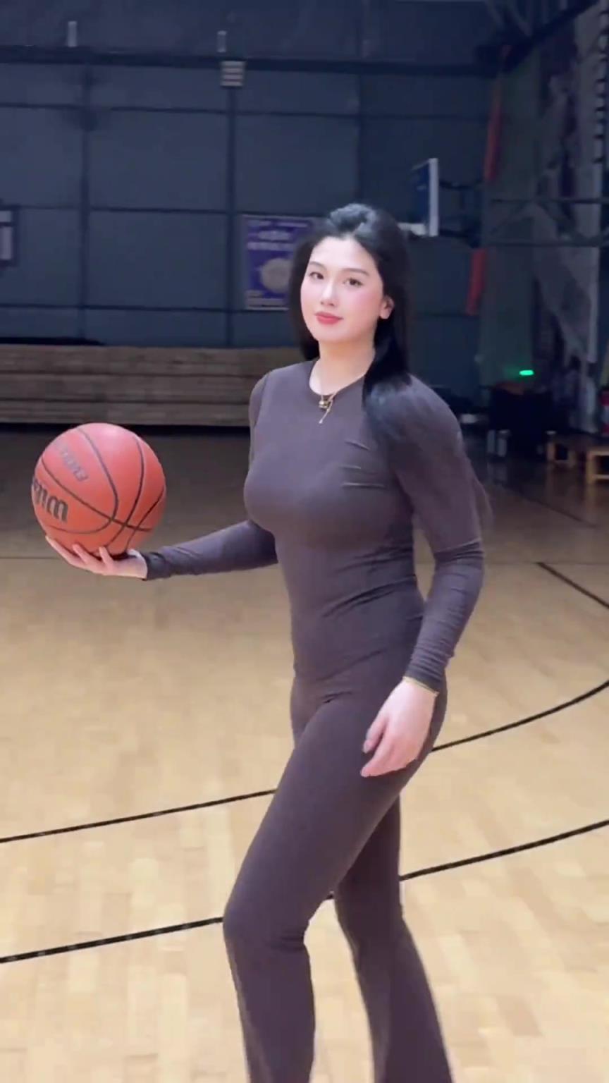 低配版卡戴珊！野球場肘姐這身材，懂的吧友都懂！