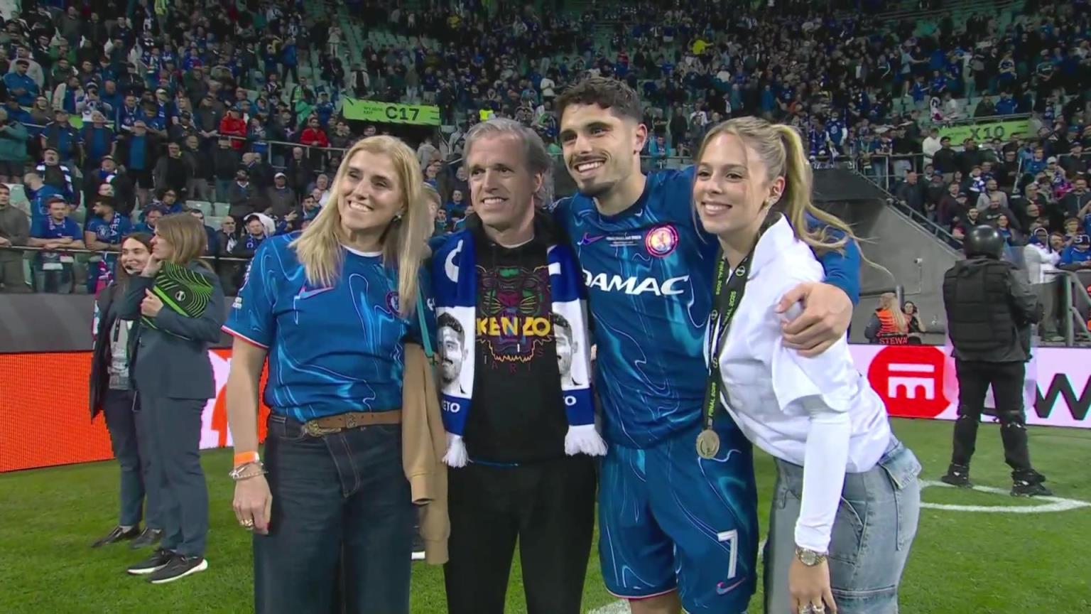 內(nèi)托好福氣！奪冠后高顏值女友來合照，身材相當(dāng)哇塞！