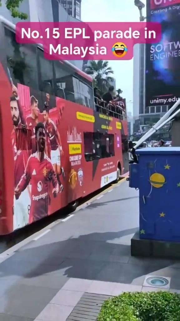 游街示眾？曼聯(lián)在馬來西亞街頭大巴游行，球迷笑噴
