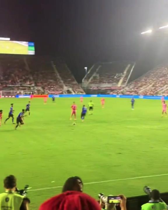 梅老板為了給蘇亞雷斯送個(gè)助攻，也是拼了啊