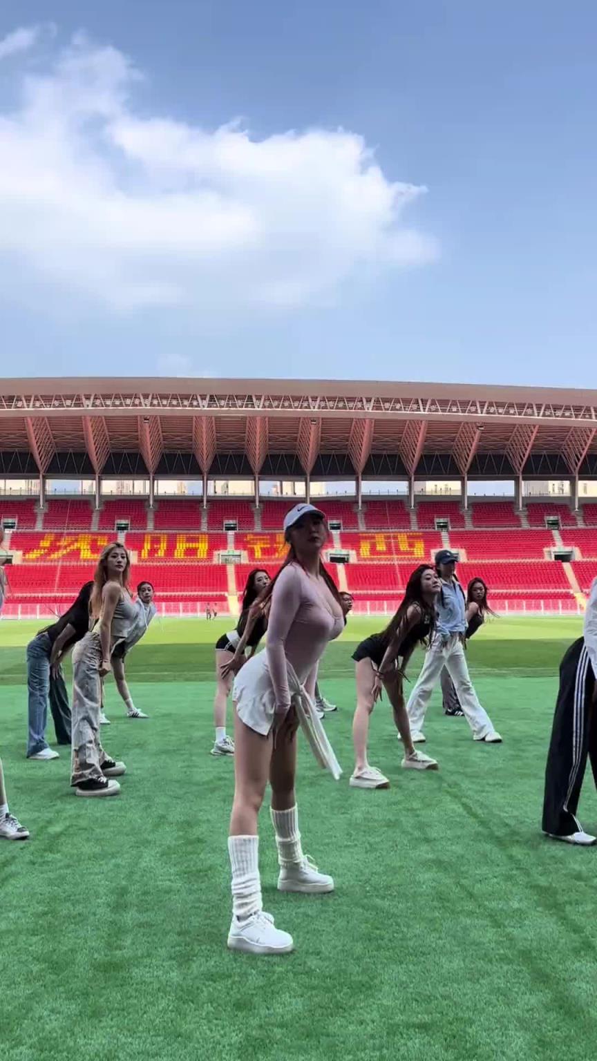 好看！在彩排的遼寧鐵人啦啦隊(duì)小姐姐們