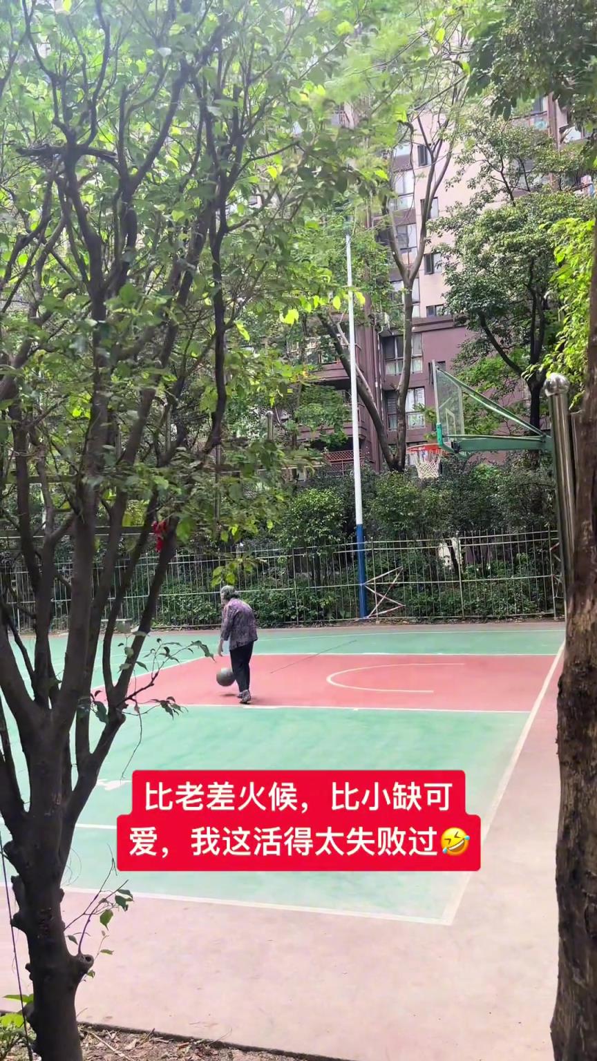 這阿婆單手一投一個(gè)準(zhǔn)，姜還是老的辣