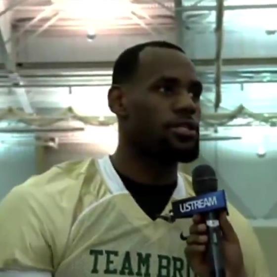 哥兩個(gè)還會(huì)這個(gè)?。?1年NBA停擺期間老詹和阿杜組隊(duì)玩橄欖球