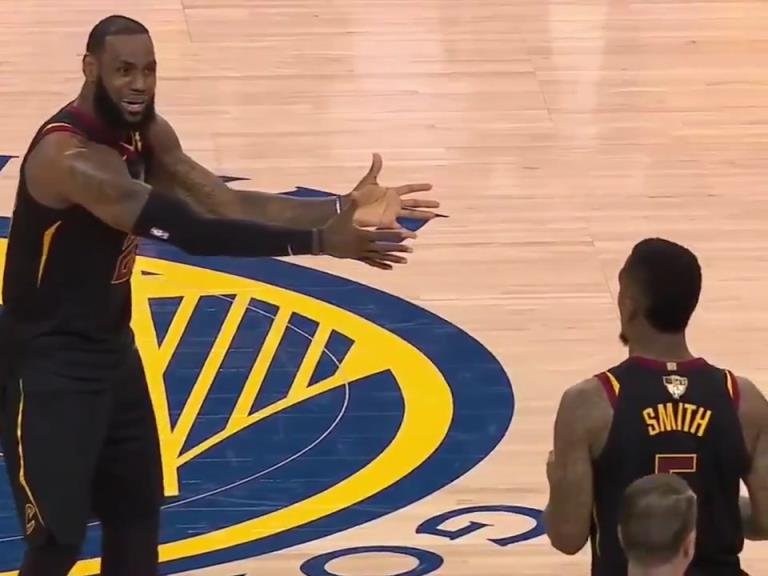 名場面！JR搶下關(guān)鍵籃板沒看表，老詹質(zhì)問JR為何傳球