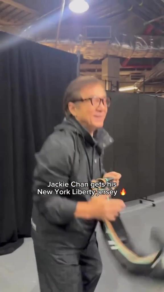 肌肉記憶！成龍這幾下空氣運(yùn)球像是進(jìn)了家具城