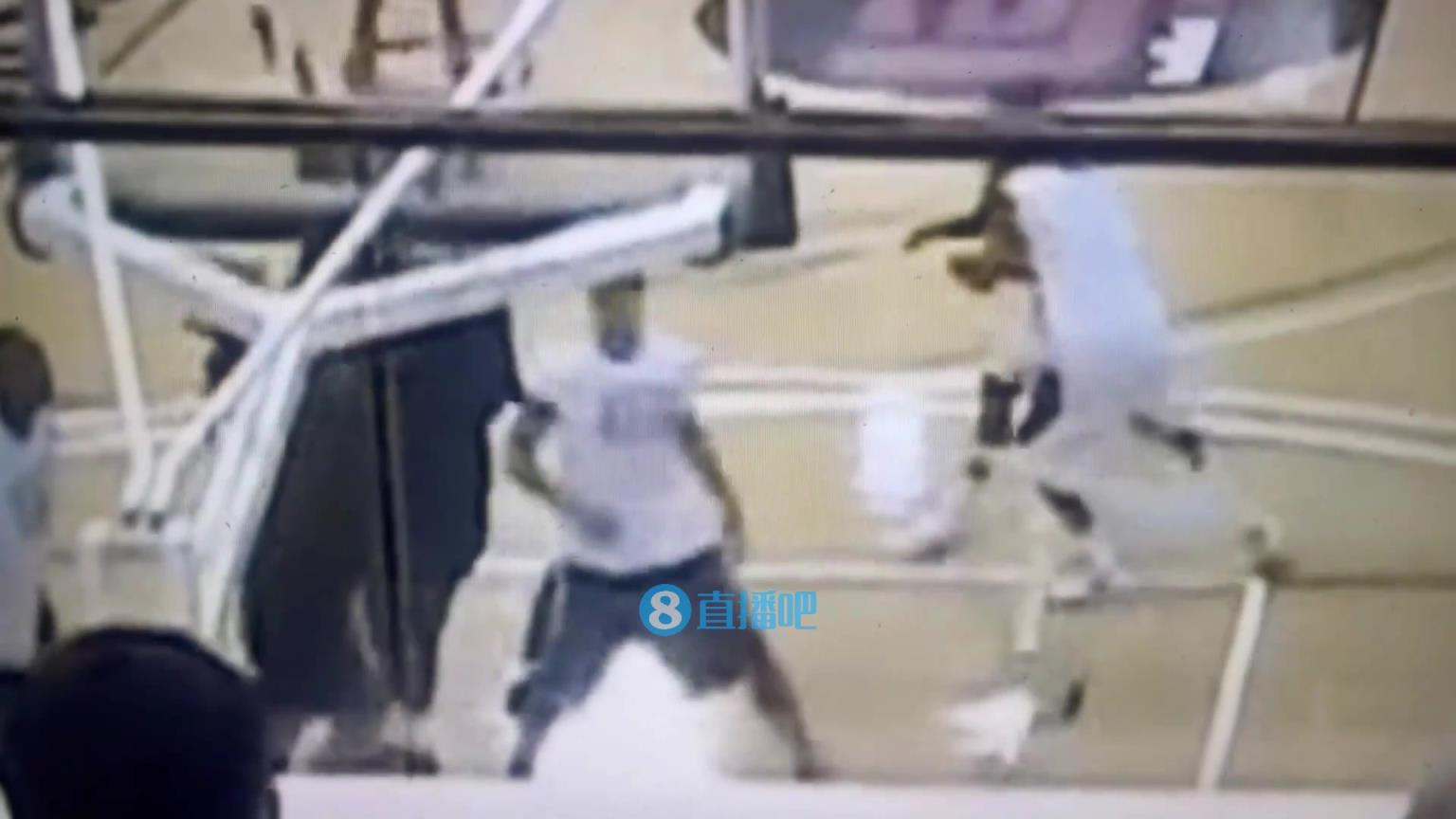 引熱議！美媒翻舊賬：當(dāng)年詹姆斯被大學(xué)生隔扣，耐克沒收了錄像帶