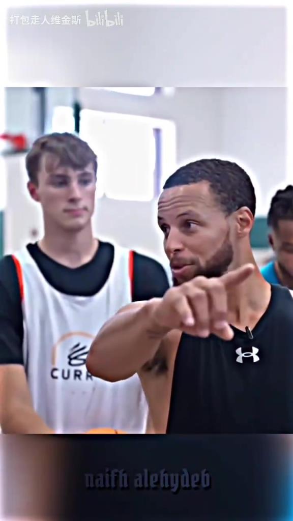 庫里：其實(shí)這個(gè)暴扣是我教的！當(dāng)弗拉格出現(xiàn)在庫里的訓(xùn)練營！