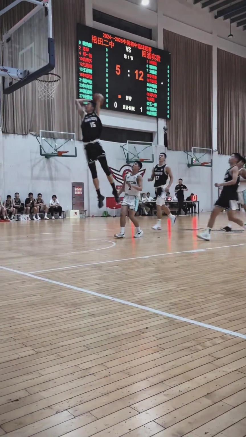 起來就扣啊！現(xiàn)在的初中生都這么打球的嗎