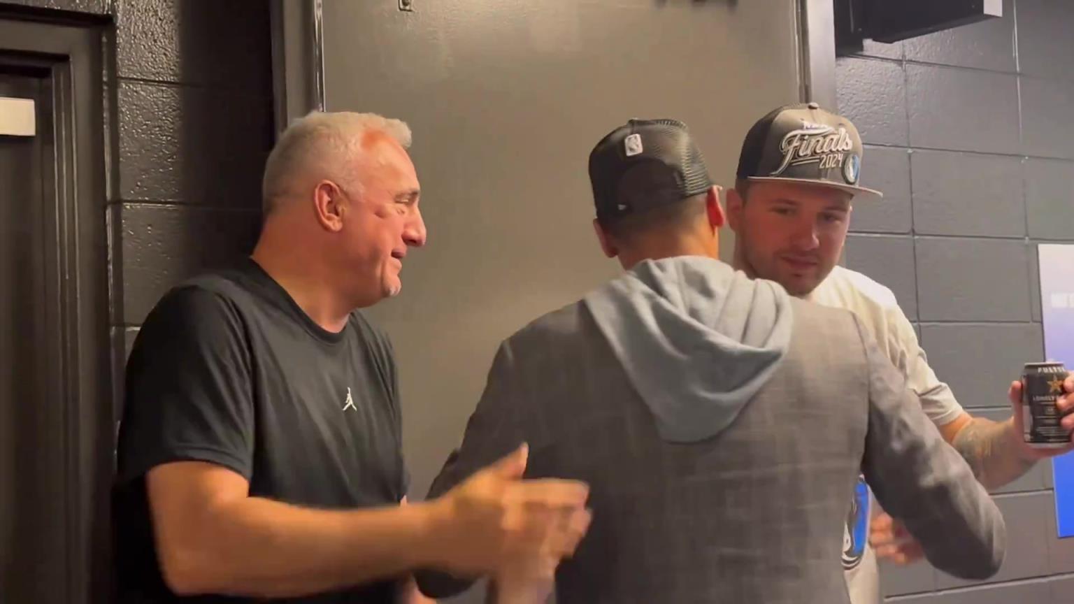 去年的今天，東契奇率隊(duì)殺入總決賽，賽后喝啤酒被芬利沒收