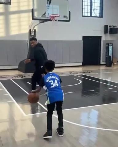 交易價(jià)值急劇下降！字母哥和小球迷單挑被當(dāng)面絕殺