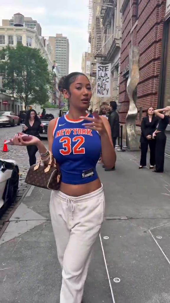 哇塞！一豐滿尼克斯女球迷身穿唐斯球衣，真是太吸引眼球了