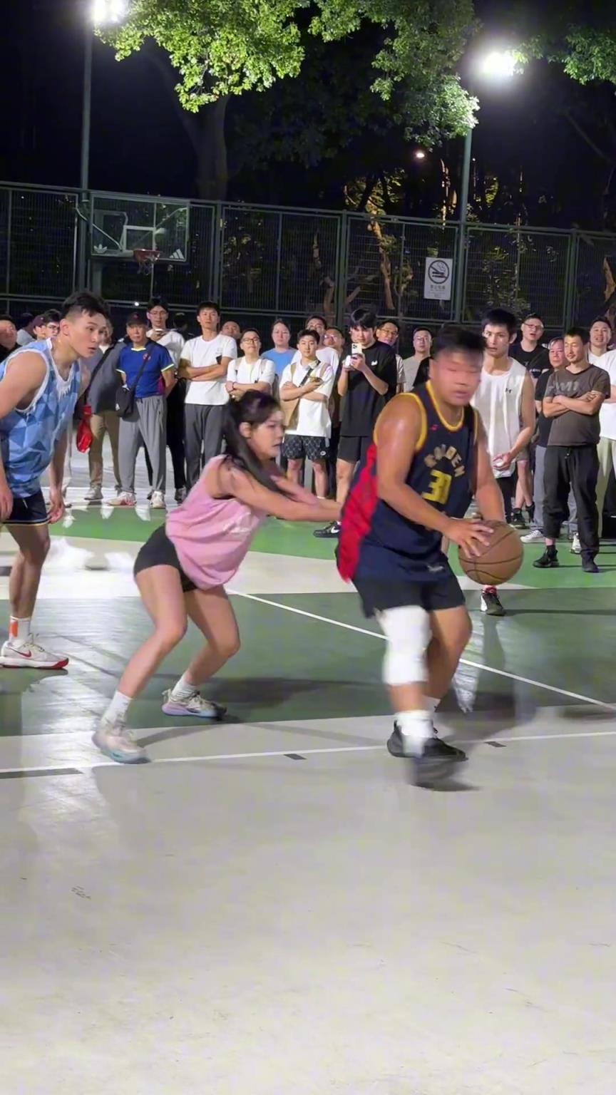 這哥們看見防自己的是女生，一個勁背打，球也不傳了