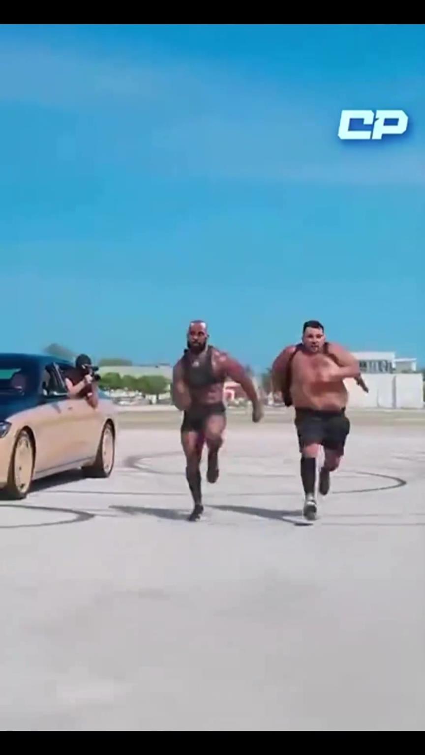 湖人球迷惡搞：休賽期詹姆斯帶著東契奇練體能