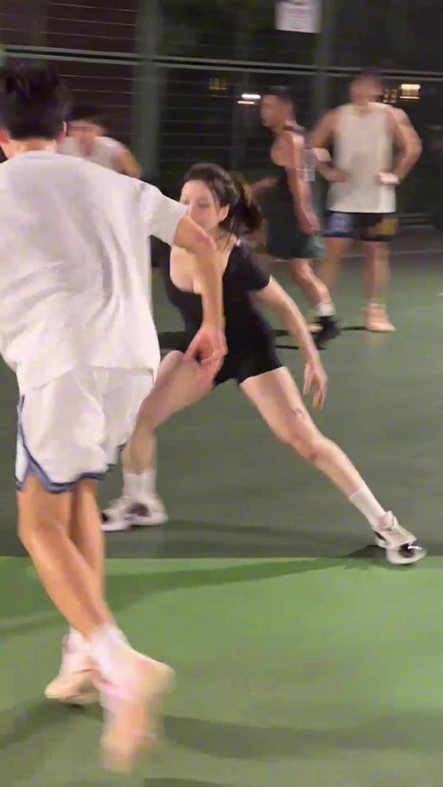 小姐姐防得真兇！瘦點的男生都拿她沒辦法